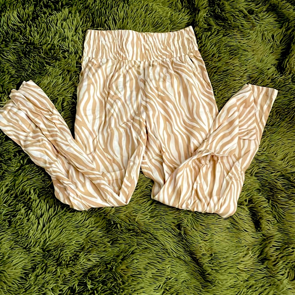 Beige and white zebra print pants w/ pockets
